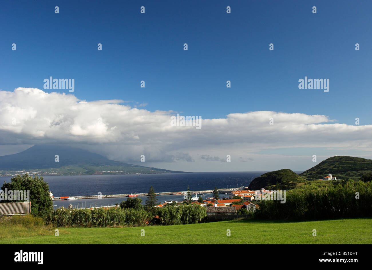 Sull'isola di Faial affacciato sulla città di Horta con isola di Pico nelle Azzorre a distanza Foto Stock