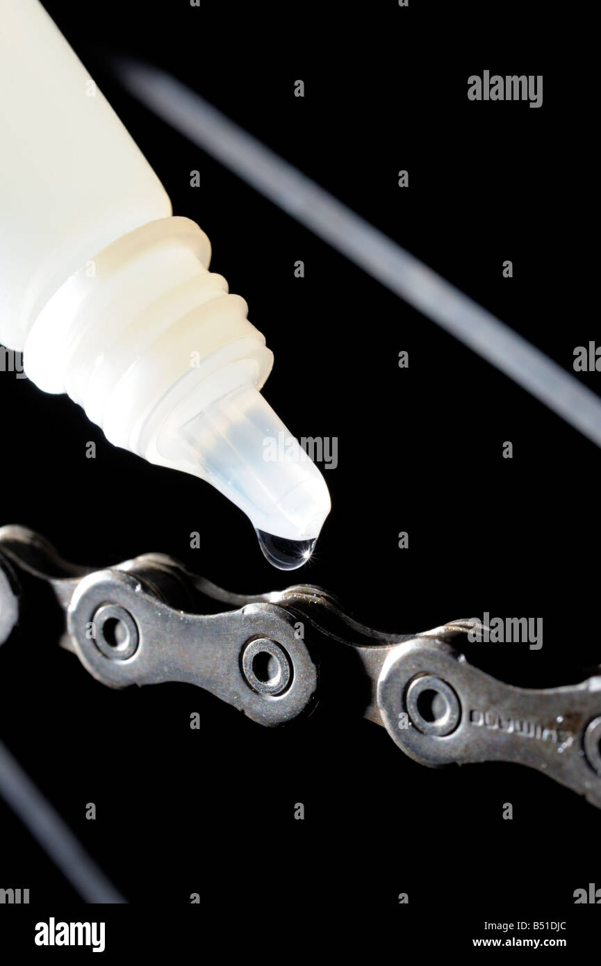 Chiusura del lubrificante essendo applicato ad una catena di bicicletta Foto Stock