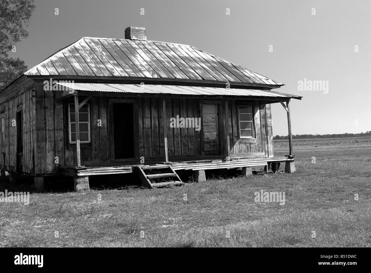 Abbandonata cabina Slave (in seguito convertita in cabina di mezzadri) nel campo di cotone. Dixie, Louisiana USA (Caddo parrocchia) Foto Stock