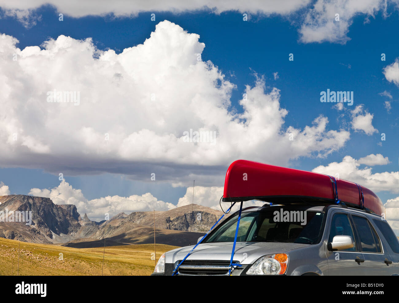 Un SUV con kayak nella natura selvaggia Foto Stock