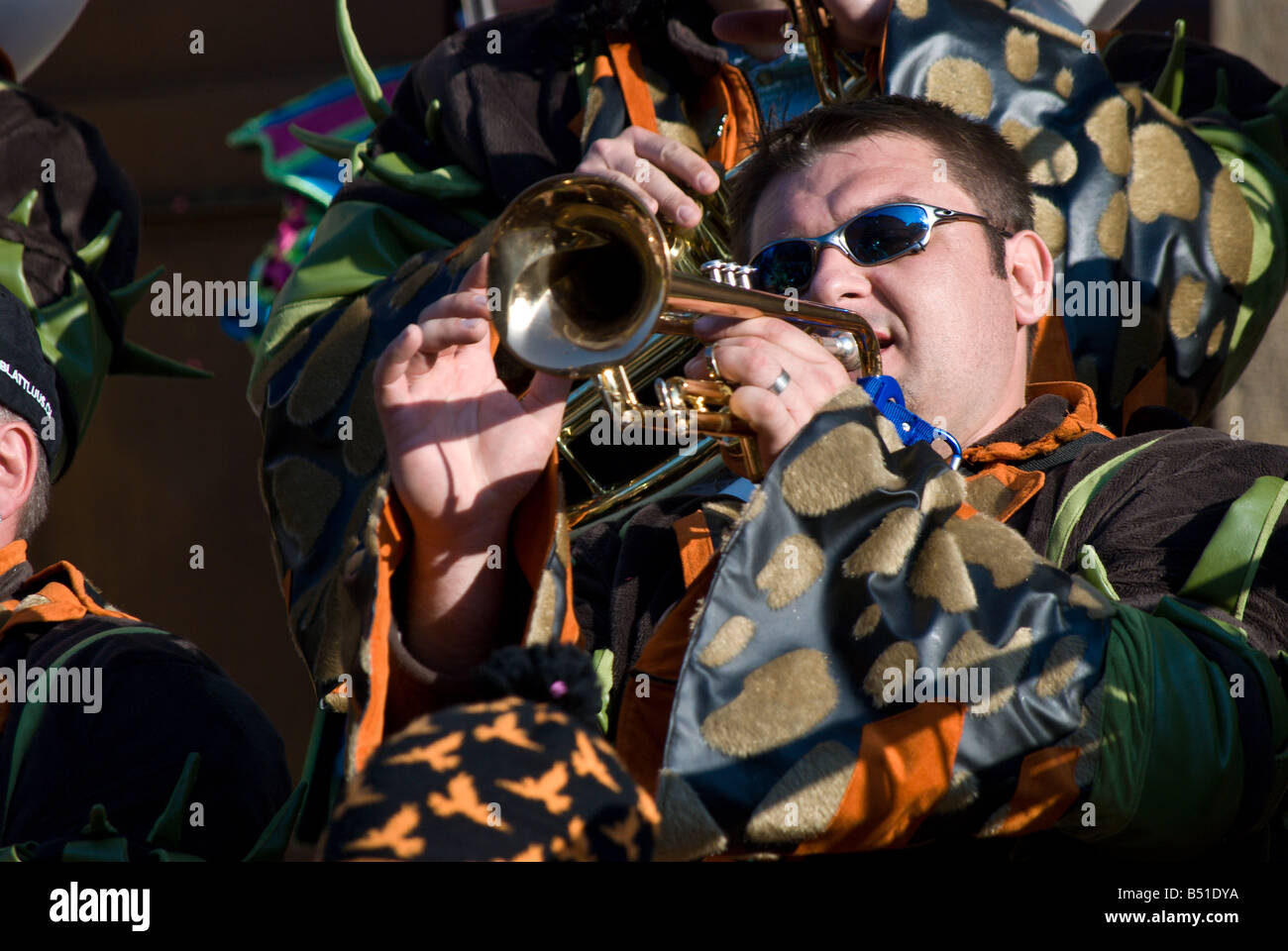 Un musicisti dal Blattluus Guggen band suona al Fete des Vendanges Foto Stock