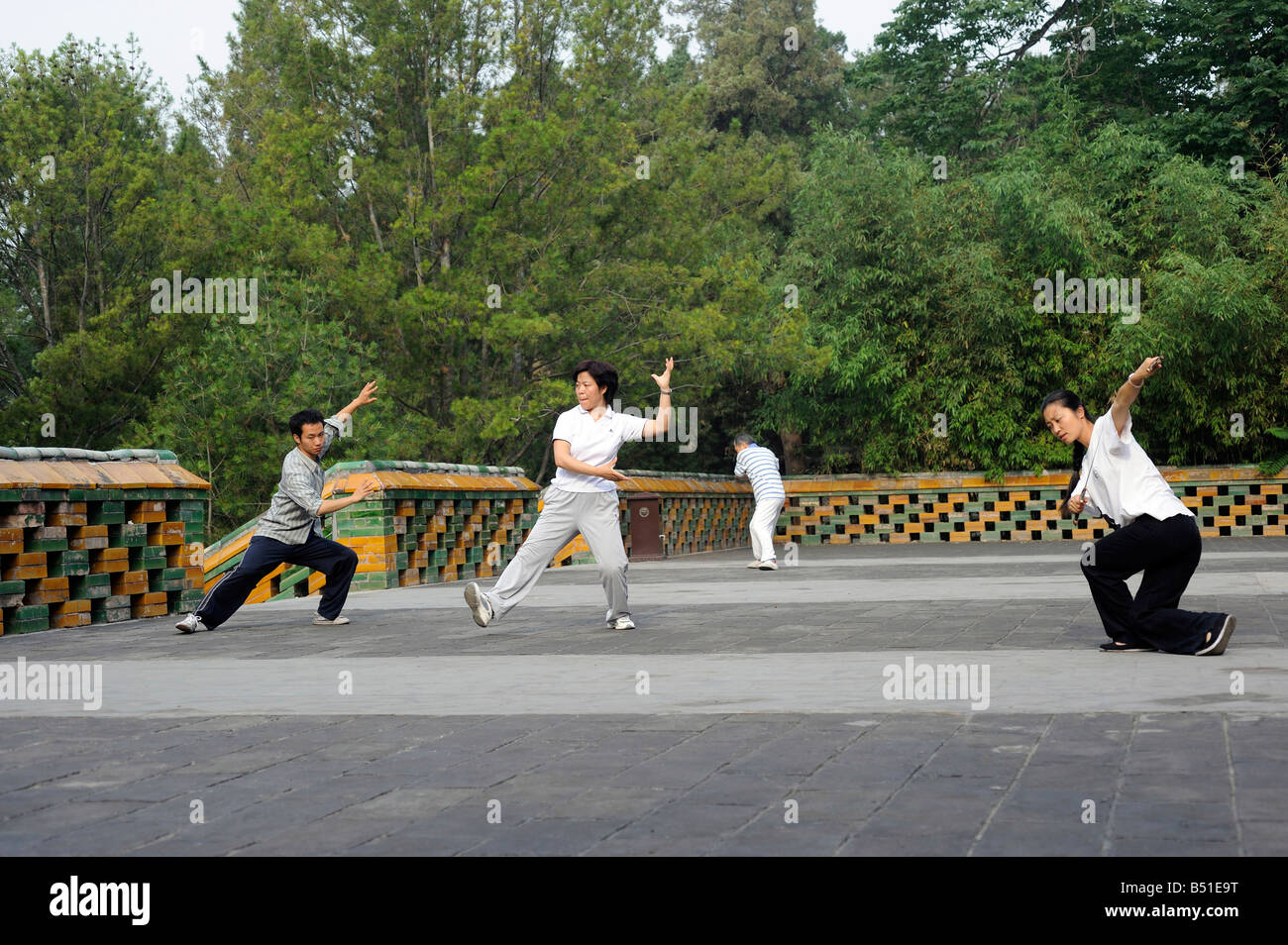 La gente pratica Tai Chi nel Parco Beihai, Pechino, Cina. 16-giu-2008 Foto Stock