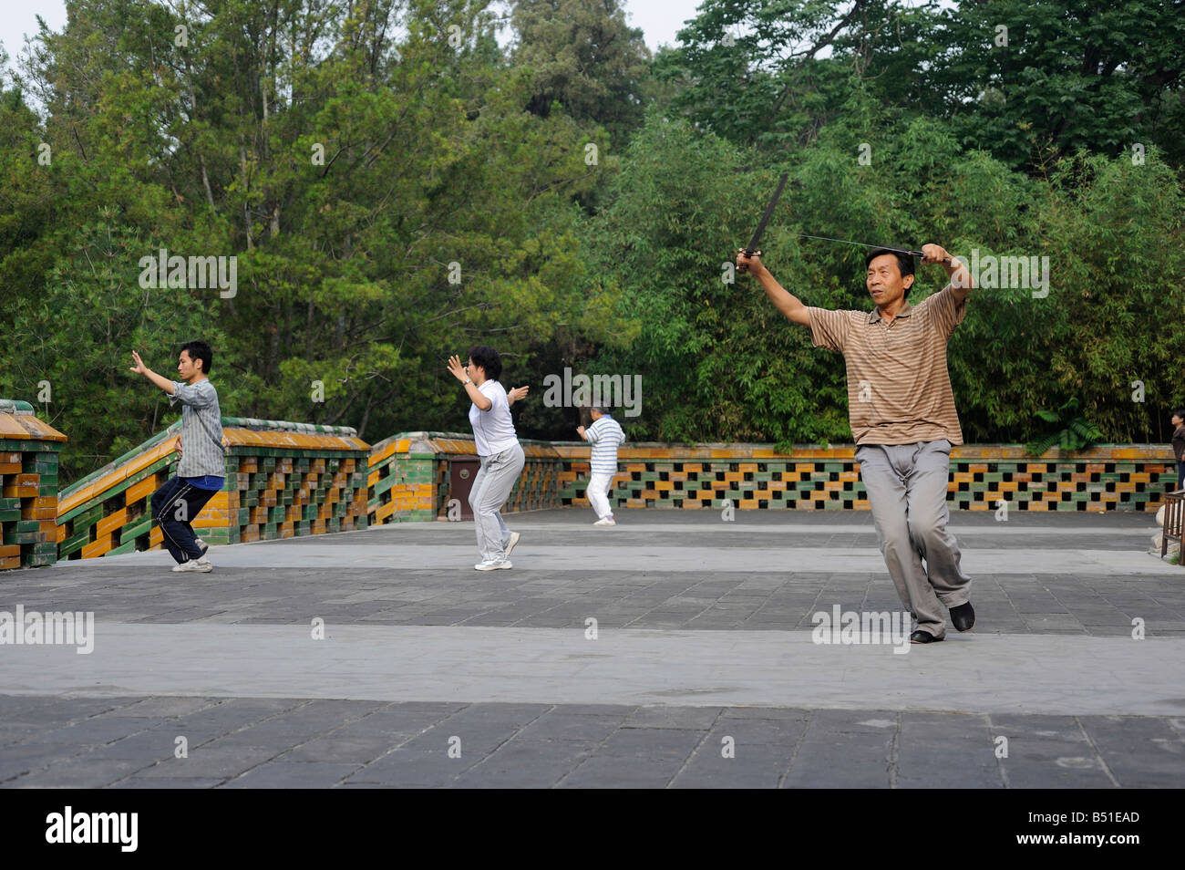 La gente pratica Tai Chi nel Parco Beihai, Pechino, Cina. 16-giu-2008 Foto Stock