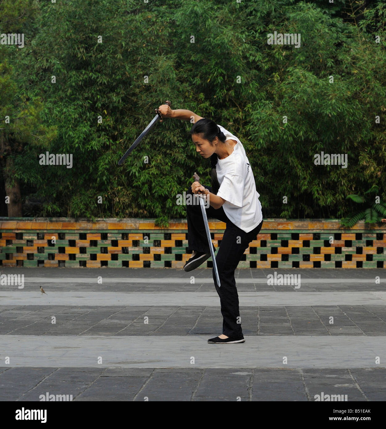 Una signora practice Tai Chi spada nel Parco Beihai, Pechino, Cina. 16-giu-2008 Foto Stock