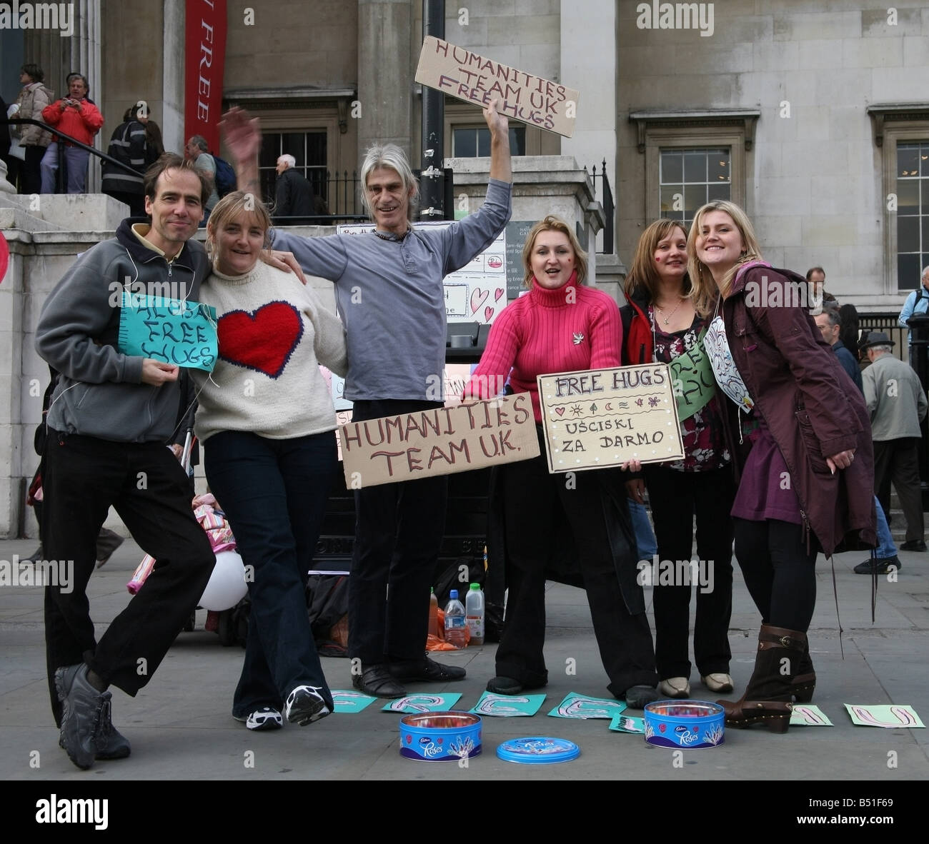 Filosofia Team UK dando free hugs a Trafalgar Square Foto Stock