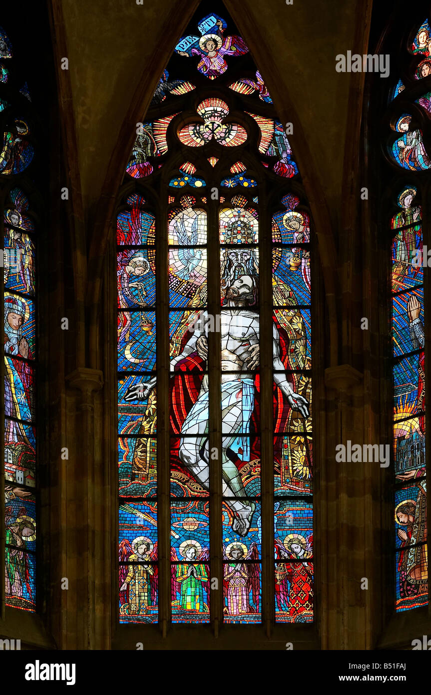 Santissima Trinità - dettaglio della finestra colore - colorate in vetro - nella cattedrale di San Vito sul castello di Praga. Foto Stock