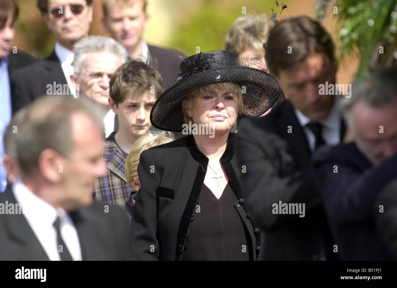 Caron Keating funerale Aprile 2004 Chiesa di St Peters nel parco del castello di Hever nel Kent foto mostra madre Gloria Hunniford pallbearer Richard Madeley Foto Stock