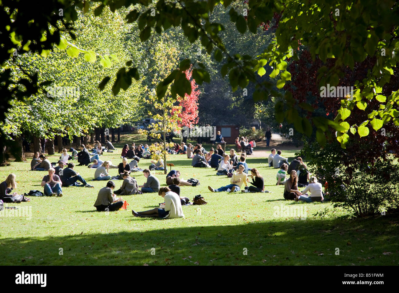 Persone principalmente agli studenti di prendere il pranzo su una soleggiata giornata di settembre a Gordon Square Garden di Londra Foto Stock