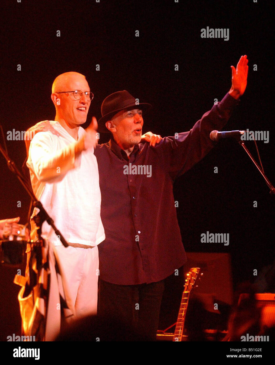 Asta Clements destra e Ray Laidlaw del folk gruppo pop Lindisfarne all'ultimo mai Lindisfarne concerto si è tenuto presso il Tyne Theatre 01 11 03 Foto Stock