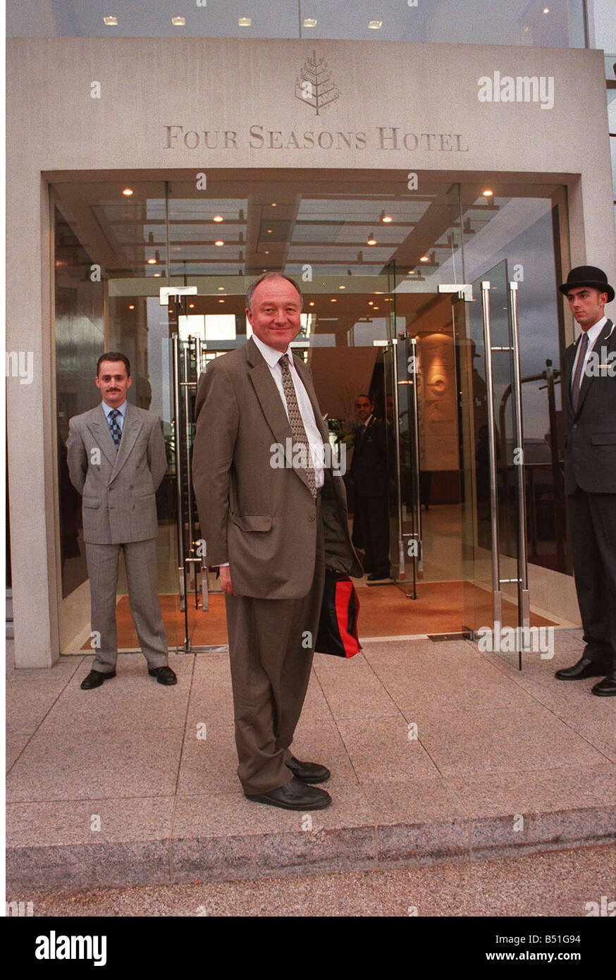 Sindaco di Londra Ken Livingstone arriva al Four Seasons Hotel Canary Wharf per un ricevimento Internazionale per il governo locale Conferenza 2000 14 09 2000 Foto Stock