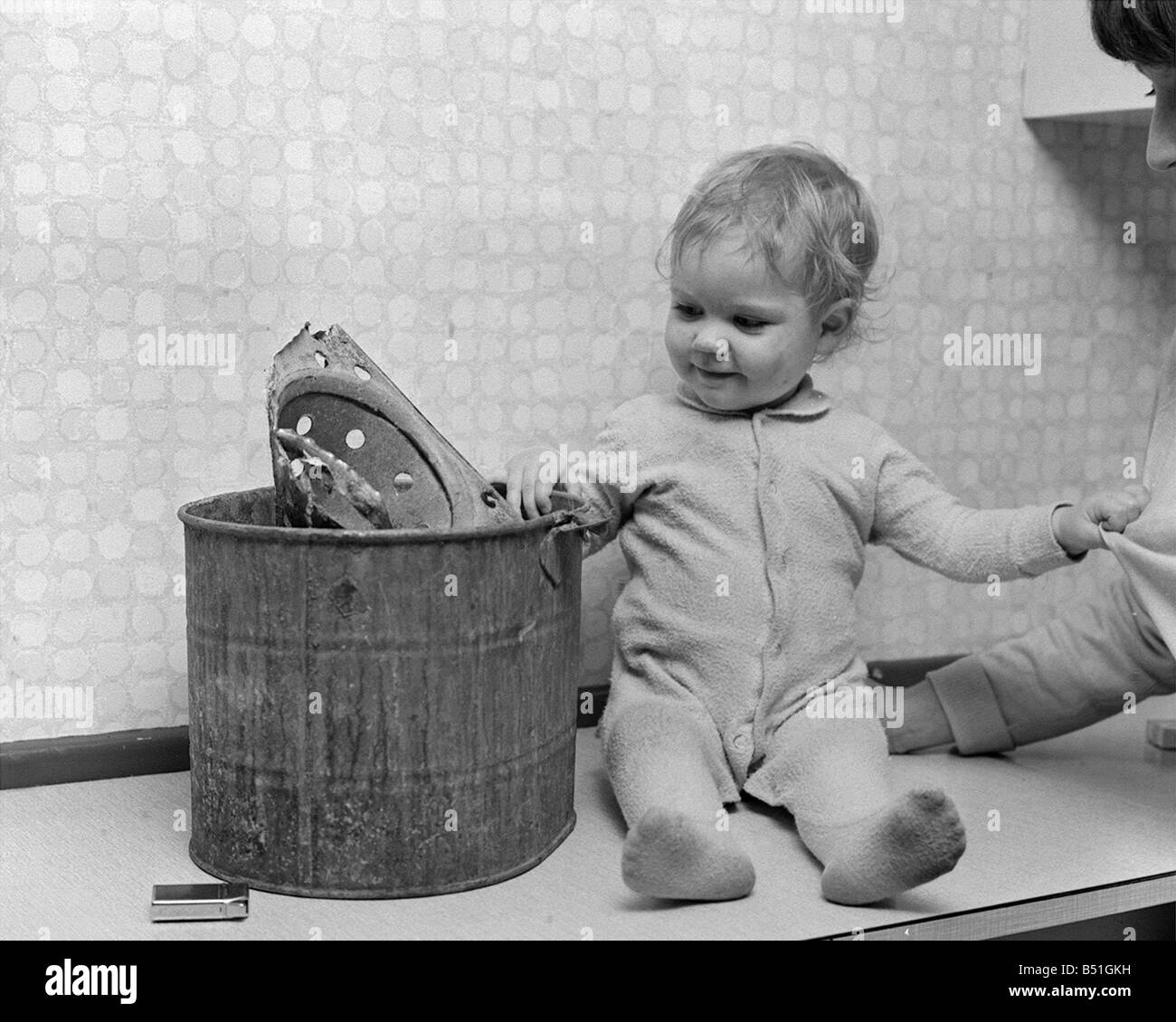 Shirley Ann Silcock ha ottenuto la sua testa bloccata in un mop benna e necessarie 12 vigili del fuoco per estrarre la sua libera Neonati bambini baby carino Ottobre 1971 Foto Stock