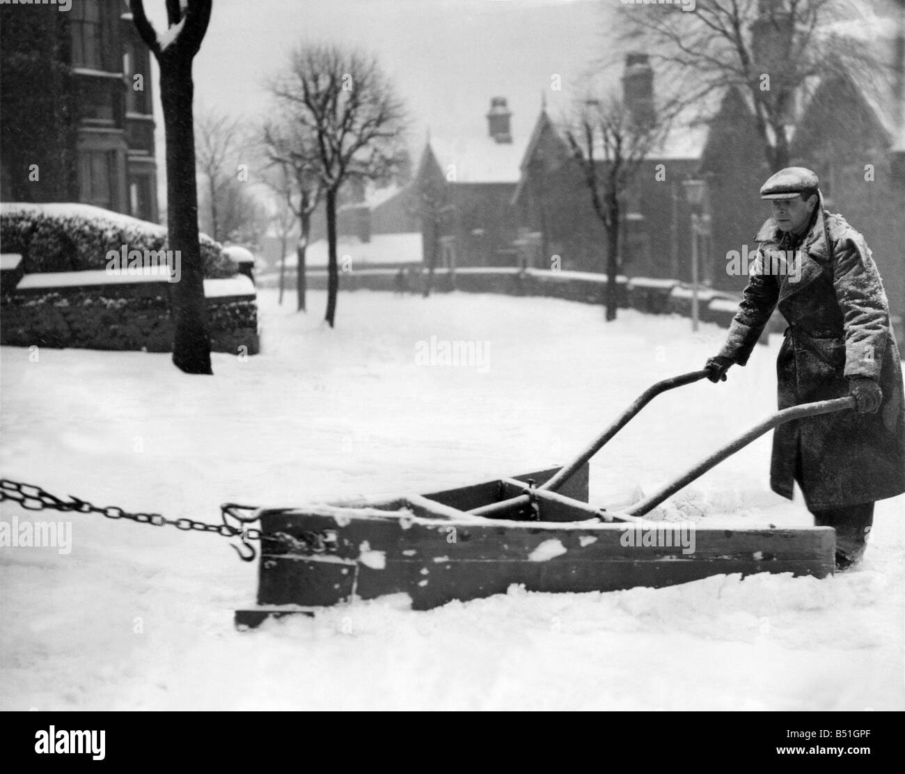 La tempesta di neve in Buxton è stato il segnale per i bambini a mettere in evidenza le loro slitte. La neve in luoghi era di otto pollici profondo e continua a nevicare pesantemente. La spazzaneve è qui visto al lavoro la cancellazione del lato passeggiate. Gennaio 1947 P000012; Foto Stock