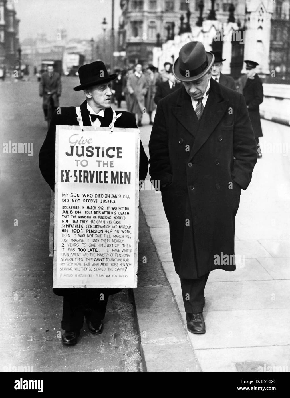 Ex soldato il sig. C. J. Badhamn parlando con una persona interessata circa la sua doglianza. Marzo 1944 P000226&#13;&#10; Foto Stock