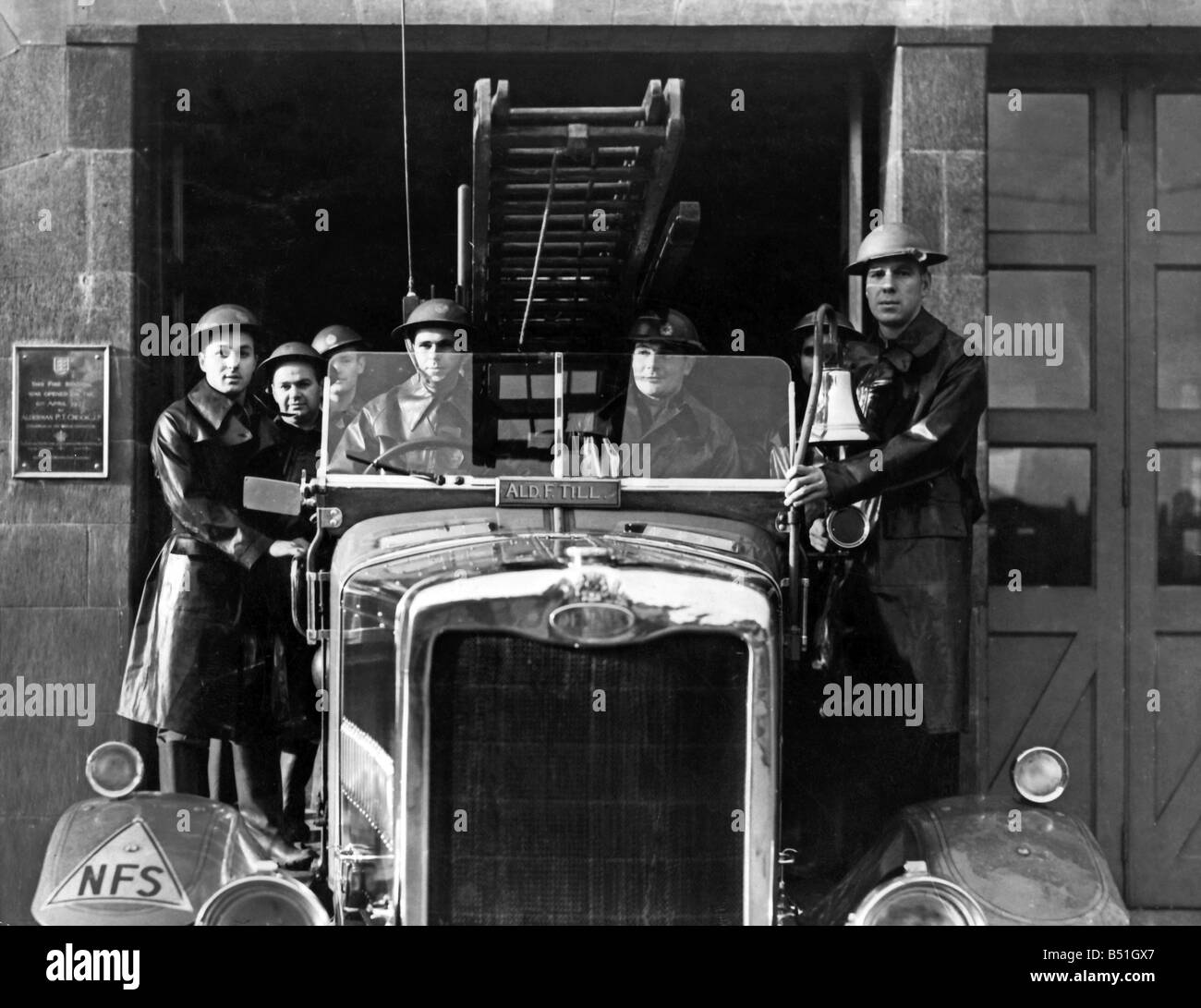 Stati Uniti Soldati in treno fino a essere vigili del fuoco nel N. F. S. ( Servizio Nazionale dei Vigili del Fuoco ) a Hull. Novembre 1945 P000233&#13;&#10; Foto Stock