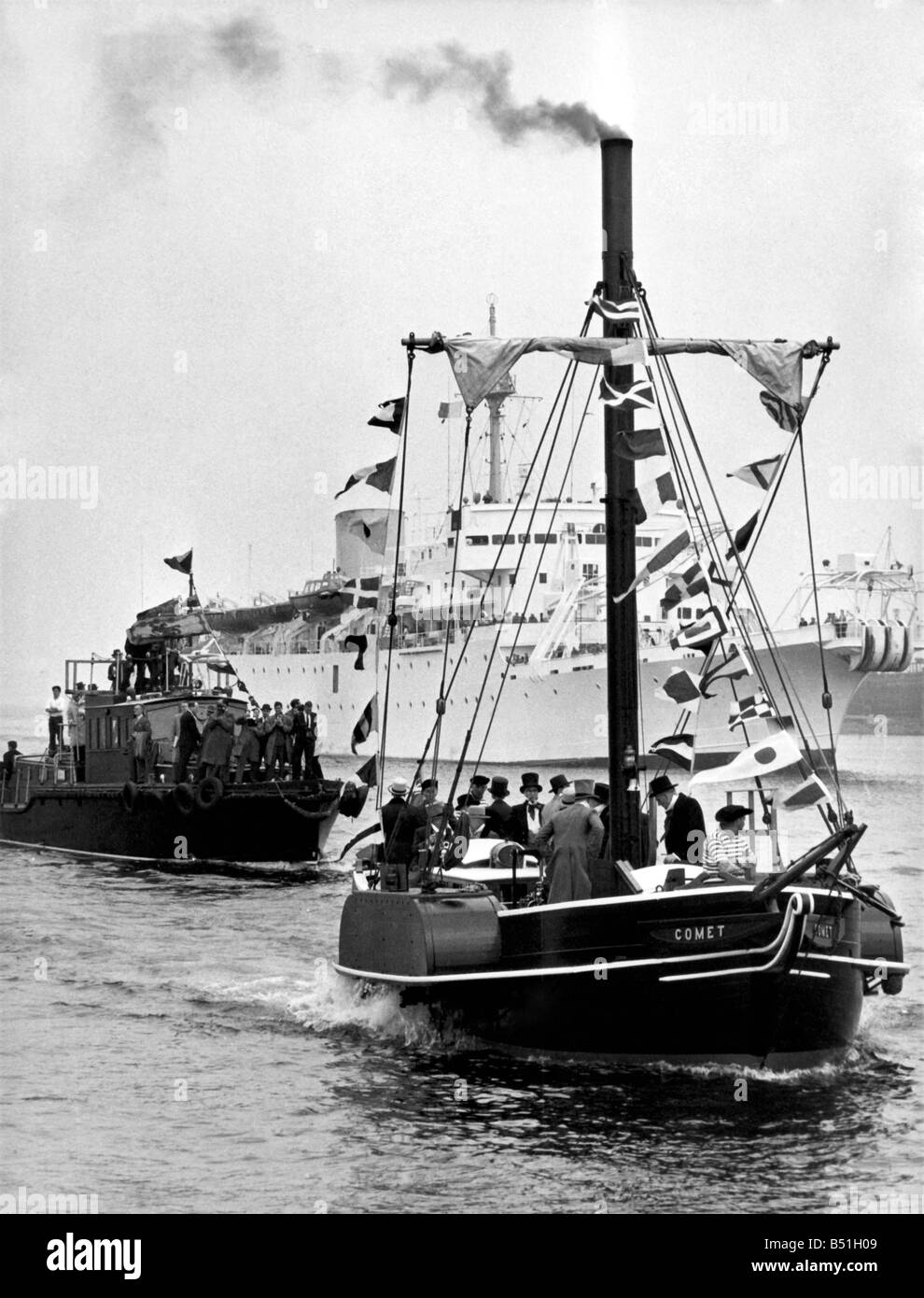 Full Steam Ahead......la nuova cometa si ripete la storia come Lei naviga il Clyde con passeggeri vestiti come erano 150 anni fa. Settembre 1962 P000100; Foto Stock