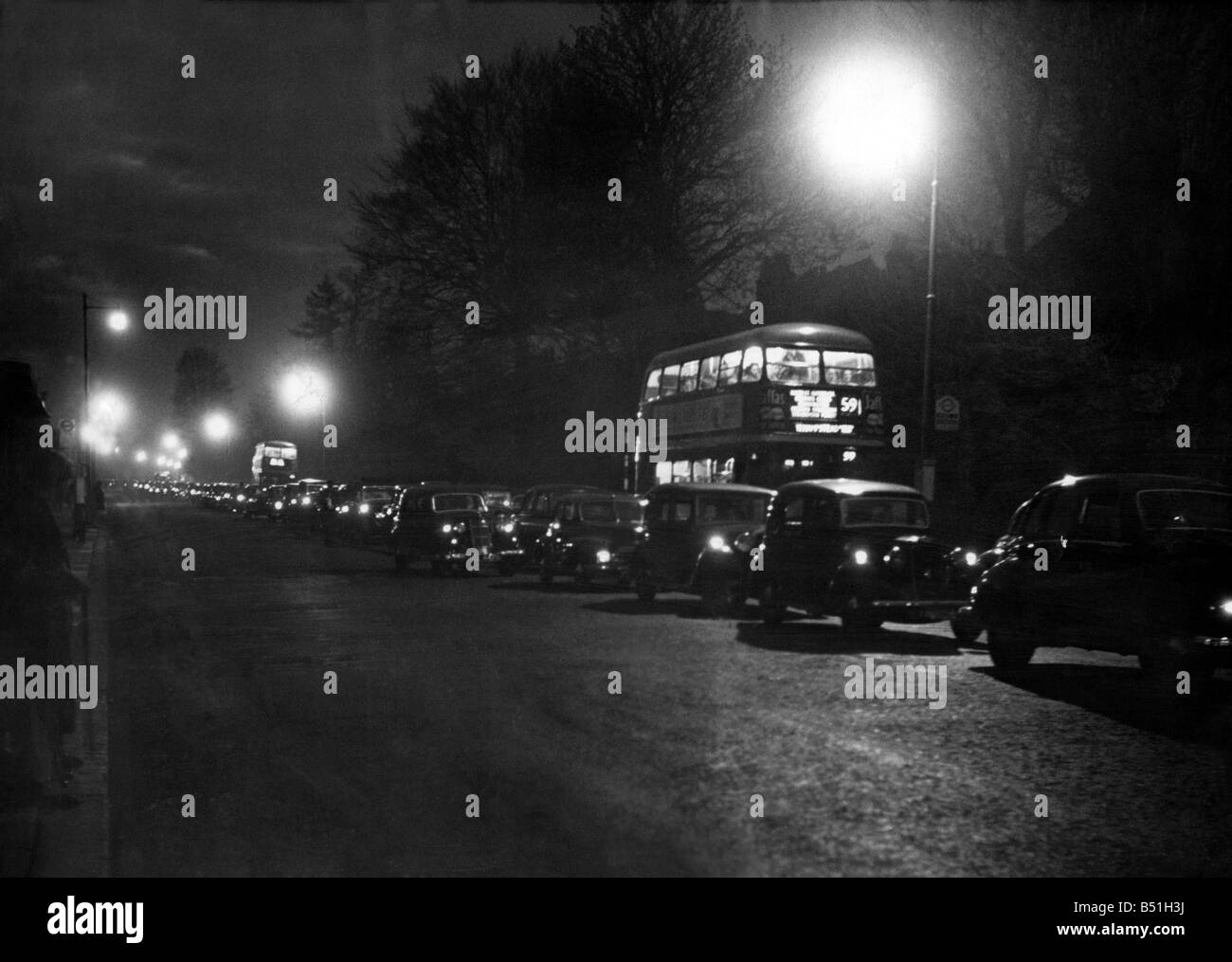Il traffico per le vacanze sulla strada del ritorno da Brighton a Purley dove il Purley Way si unisce al Brighton Road. Aprile 1952 P000132; Foto Stock