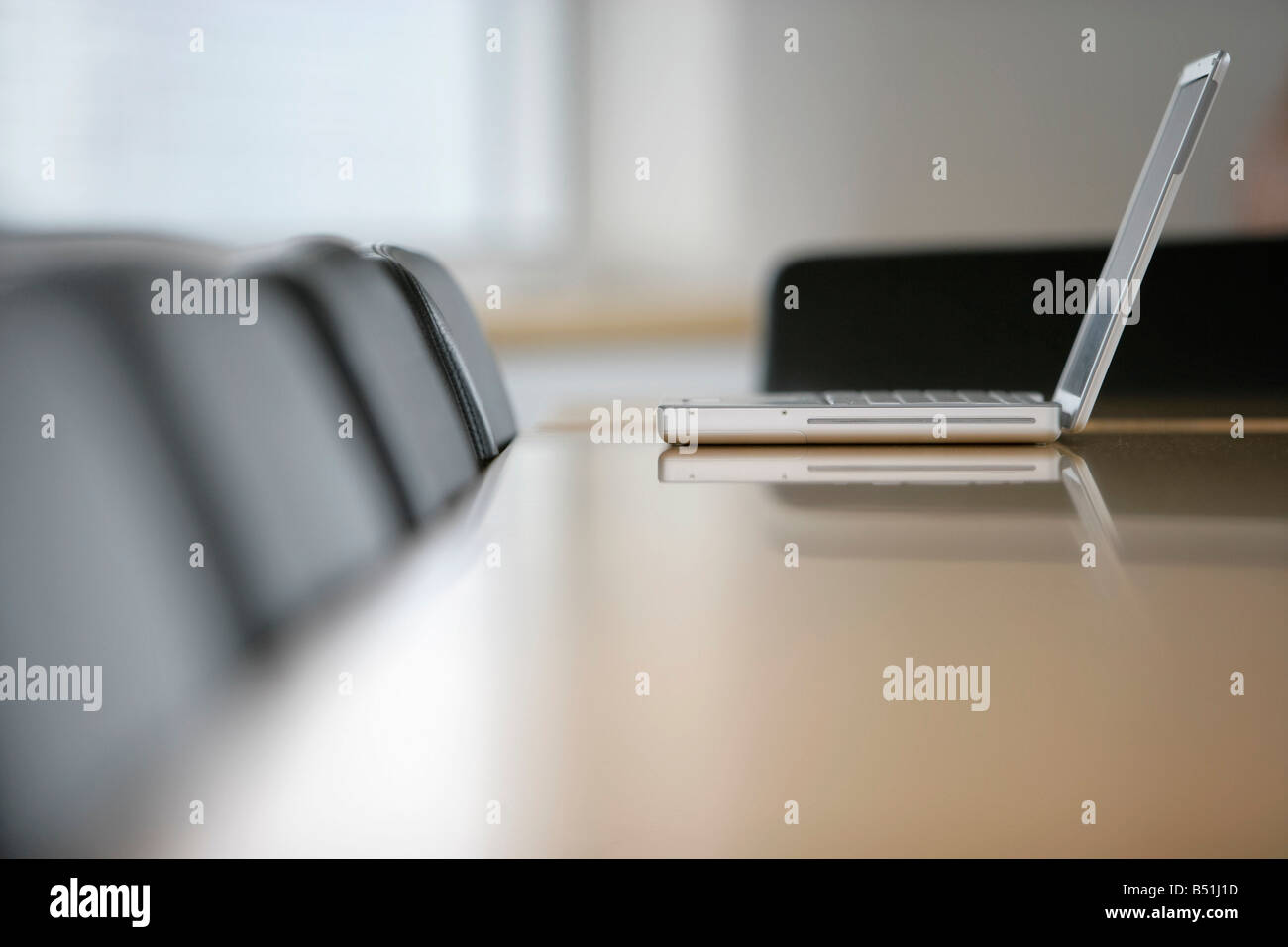 Computer portatile sul tavolo della sala riunioni Foto Stock