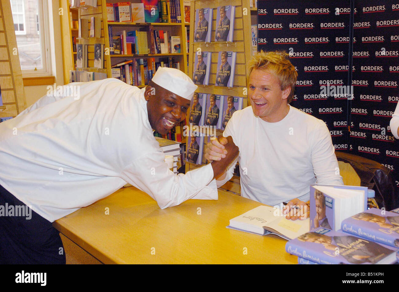 31 10 06 Gordon Ramsay con il suo nuovo libro durante una sessione di firma alla frontiera s libri in Glasgow raffigurata qui con ventilatore e lo chef freelance Linford Taylor Foto Stock