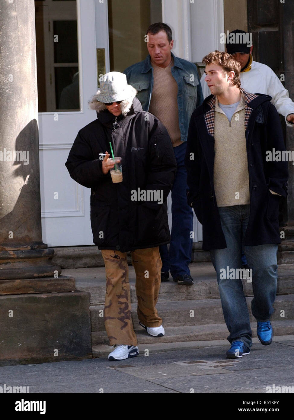 Robbie Williams undicesimo marzo 2002 in hat sul Royal Mile di Edimburgo questo pomeriggio nella foto con l'attore Jonathan documento Wilkes in duffle coat acquistare un kilt Foto Stock