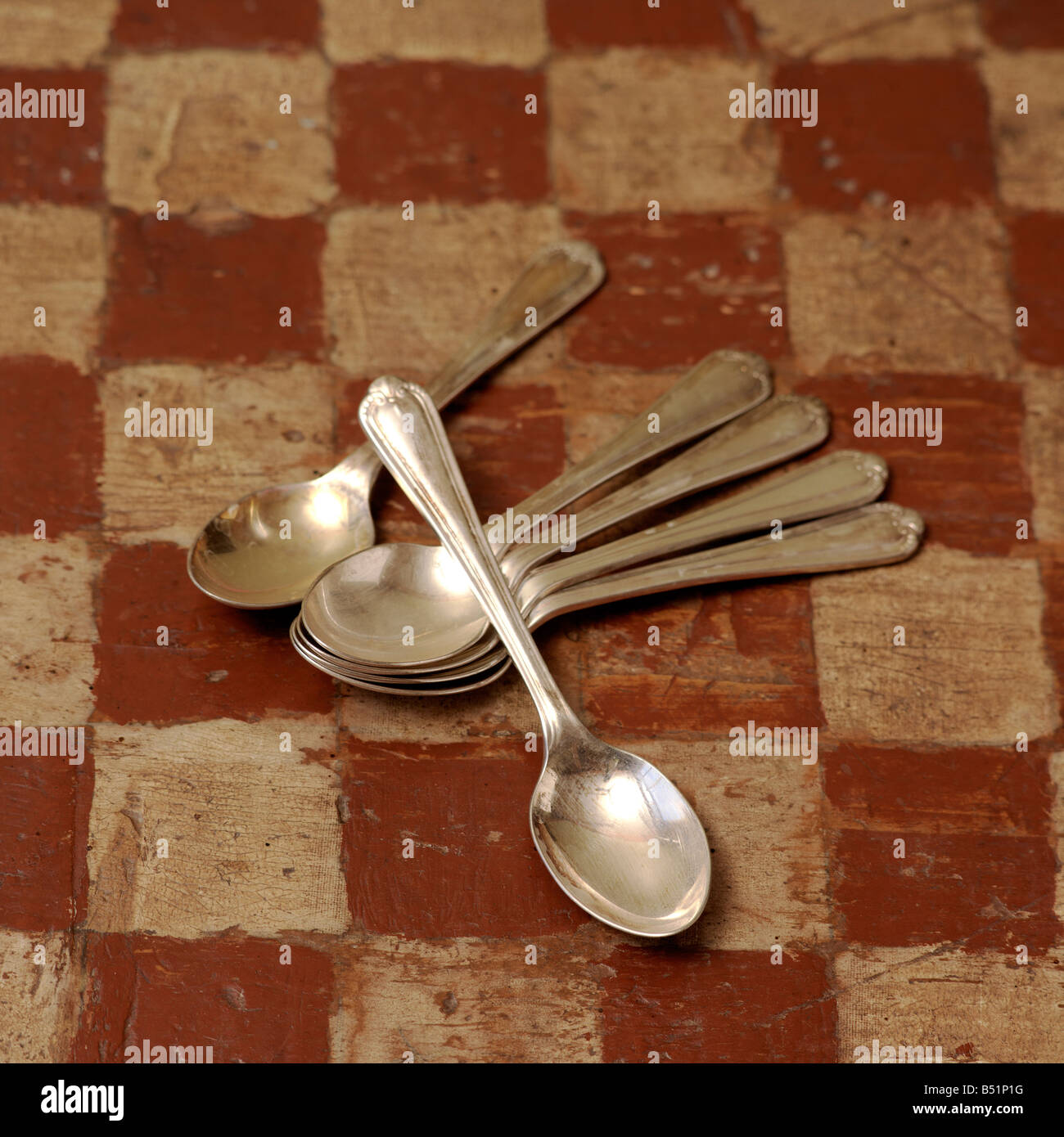 Cucchiai di antiquariato sulla scacchiera Foto Stock