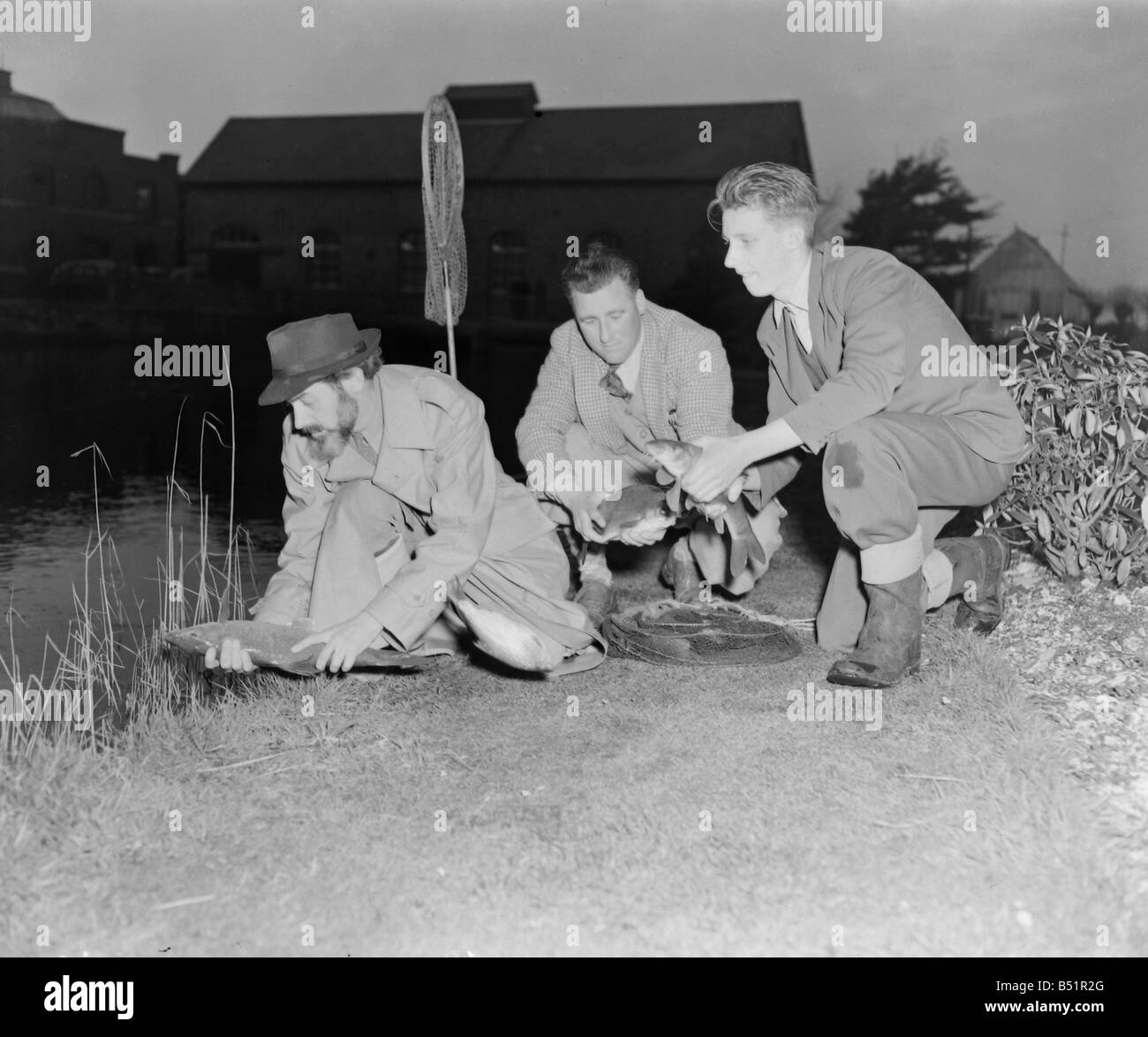 Pesca Concorso;DM Anglers;R Lally Bernard Venables;uomini holding e confrontando il pesce.;14/3/1952;C1216/1 Foto Stock