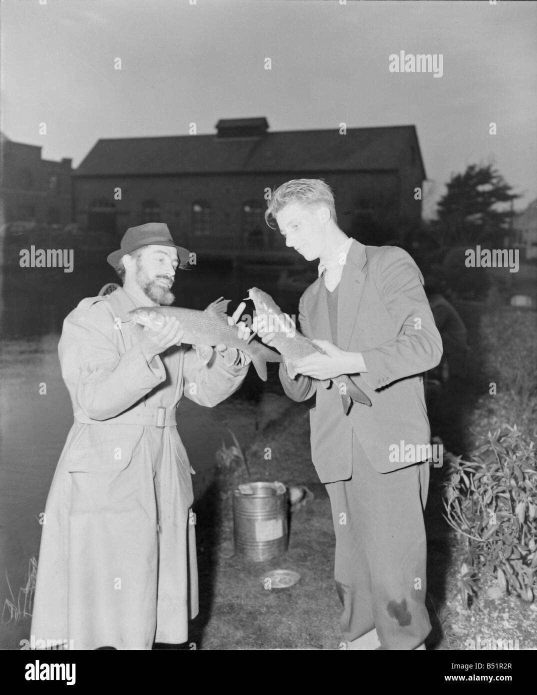 DM Anglers&#13;&#10;R Lalley&#13;&#10;B Venables&#13;&#10;uomini holding e confrontando il pesce.&#13;&#10;Marzo 1952 Foto Stock