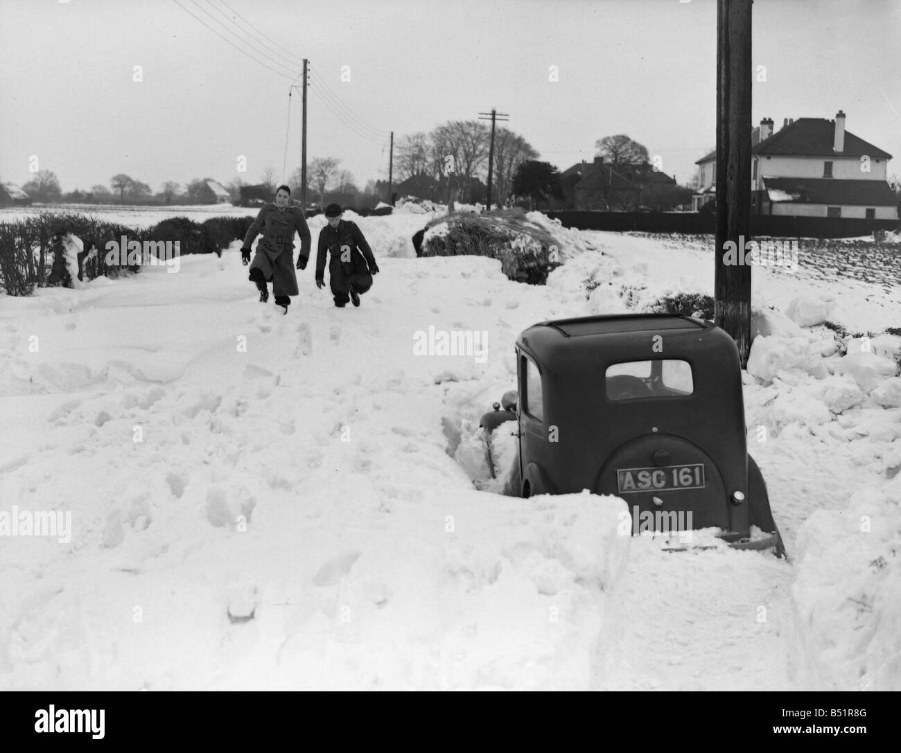 F.W. Il personale Reed;Mar. 31 1952;strada principale tra Biggin Hill e Westerham, Kent sepolto sotto 8 e 9 piedi alti muri di neve. G Foto Stock