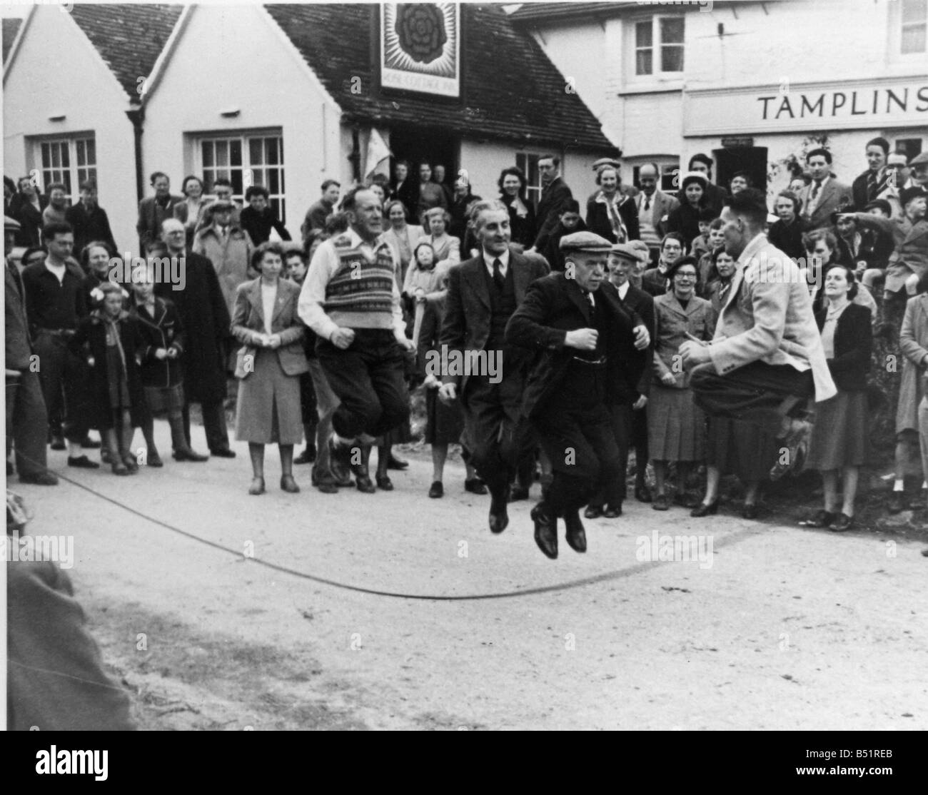 Pasqua a personalizzato Alciston, Sussex - saltando per le strade a rendere le colture crescere&#13;&#10;12/4/1952&#13;&#10;C1848 Foto Stock