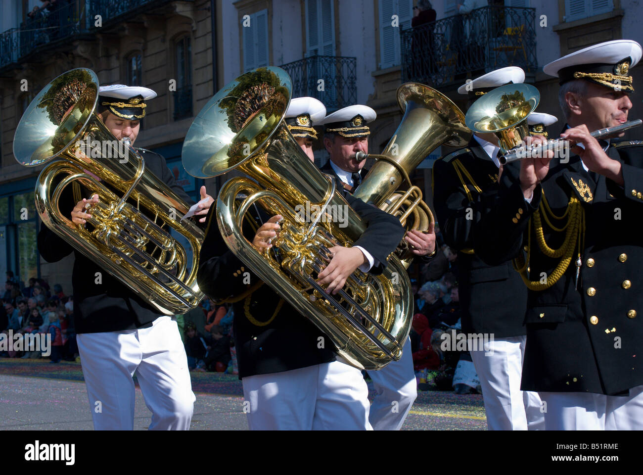 Il bulgaro Naval Marching Band miltary showband band, Fete des Vendanges parade. Foto Stock