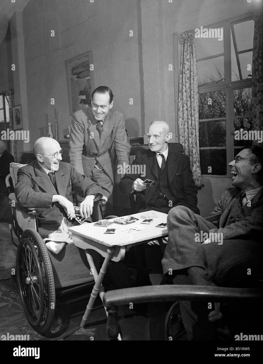 Gruppo capitano Geoffrey Cheshire, V.C. E le persone in difficoltà&#13;&#10;SP&#13;&#10;3/2/1952&#13;&#10;C625/4&#13;&#10; Foto Stock