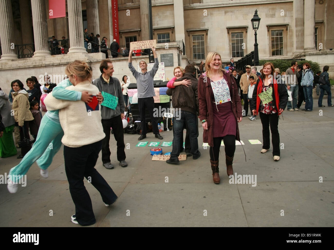 Filosofia Team UK dando free hugs a Trafalgar Square Foto Stock