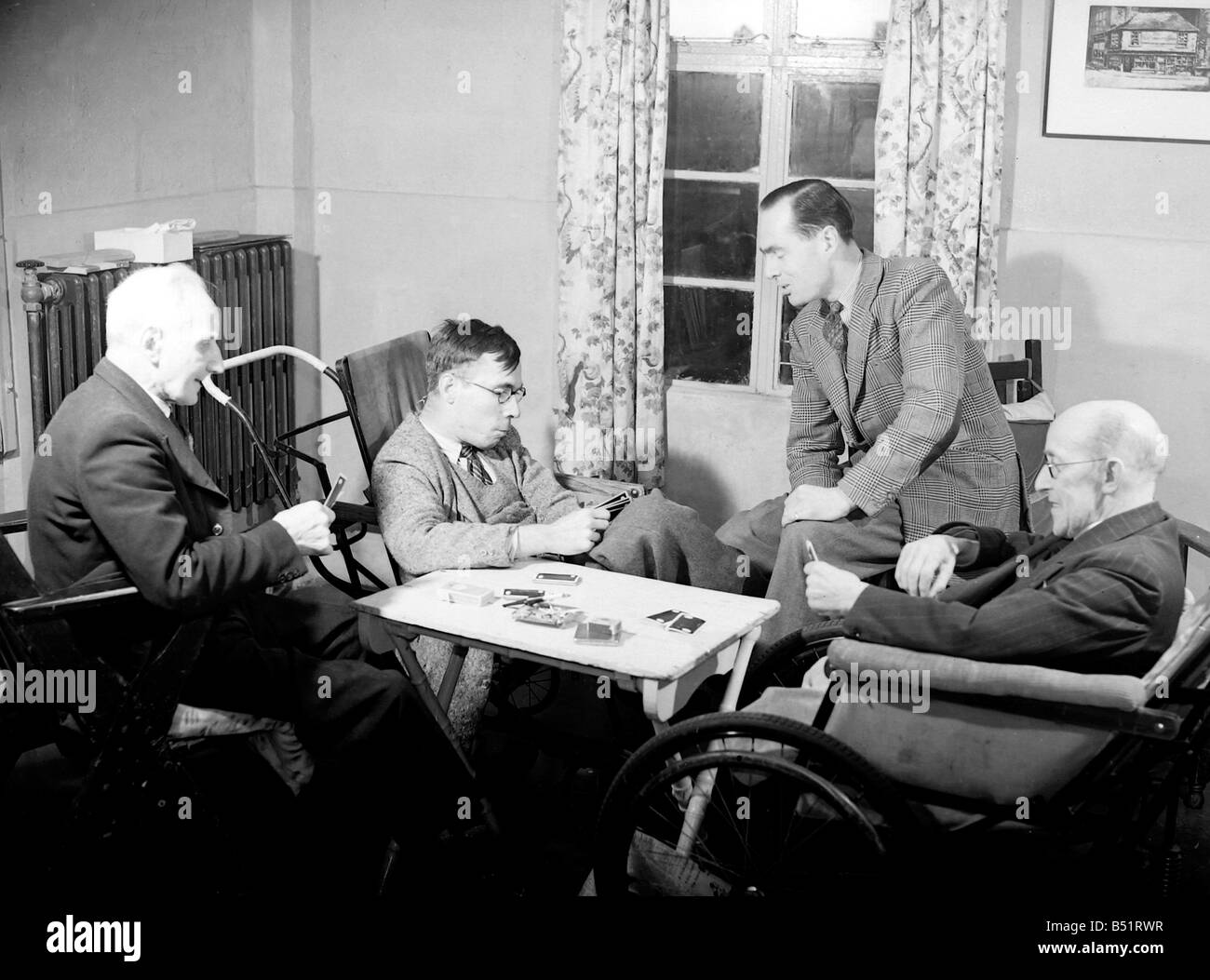 Gruppo capitano Geoffrey Cheshire V.C. E le persone in difficoltà&#13;&#10;SP&#13;&#10;3/2/1952&#13;&#10;C625/6 Foto Stock