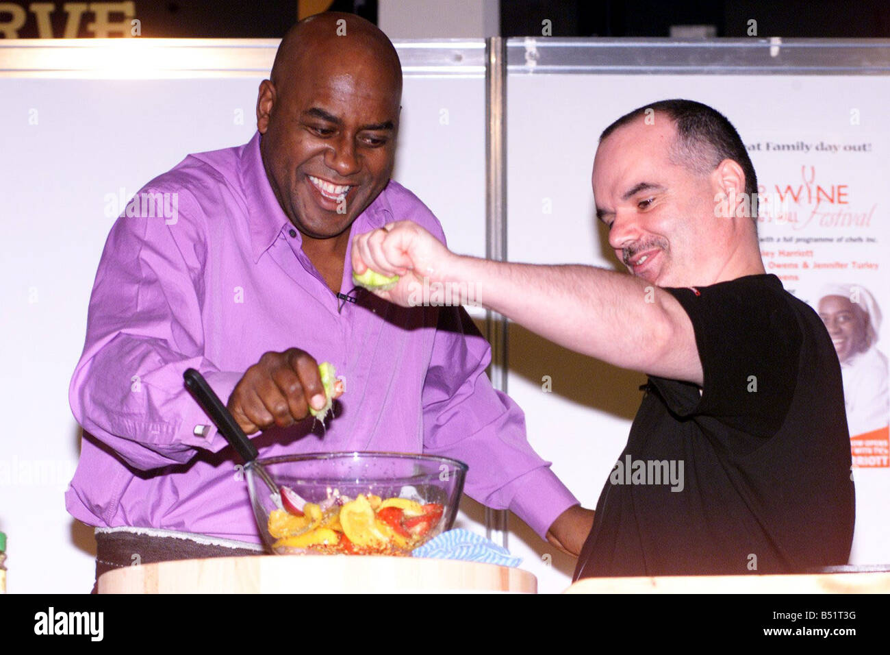 Belfast cibo e vino Festival presso il re s Hall Giugno 2002 Ainsley Harriott consente di cucinare un piatto speciale con l aiuto di Belfast uomo Peter Kennedy in apertura di Belfast cibo e vino in festa nel re s Hall Foto Stock