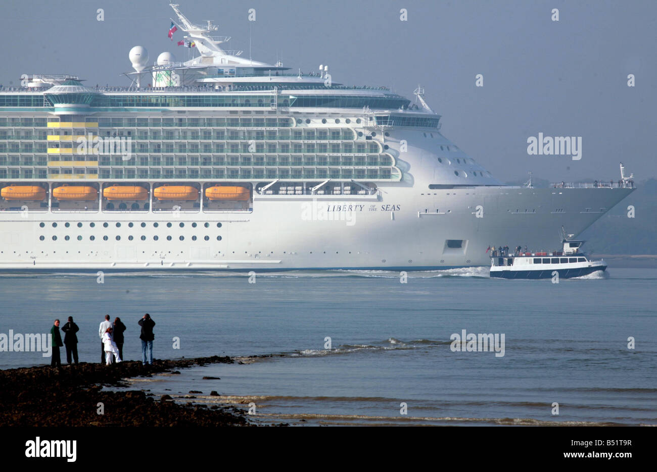 La libertà dei mari i mondi più grande nave da crociera vela fino southampton acqua prima che ancorata in Southampton Foto Stock