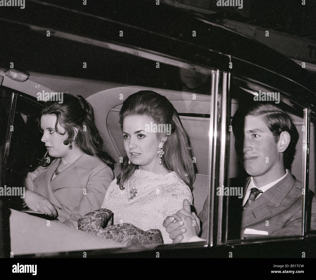 Il principe Charles con Lucia Santa Cruz centro in auto in modo theie al Fortune Theatre di vedere il gioco del Contraente Foto Stock