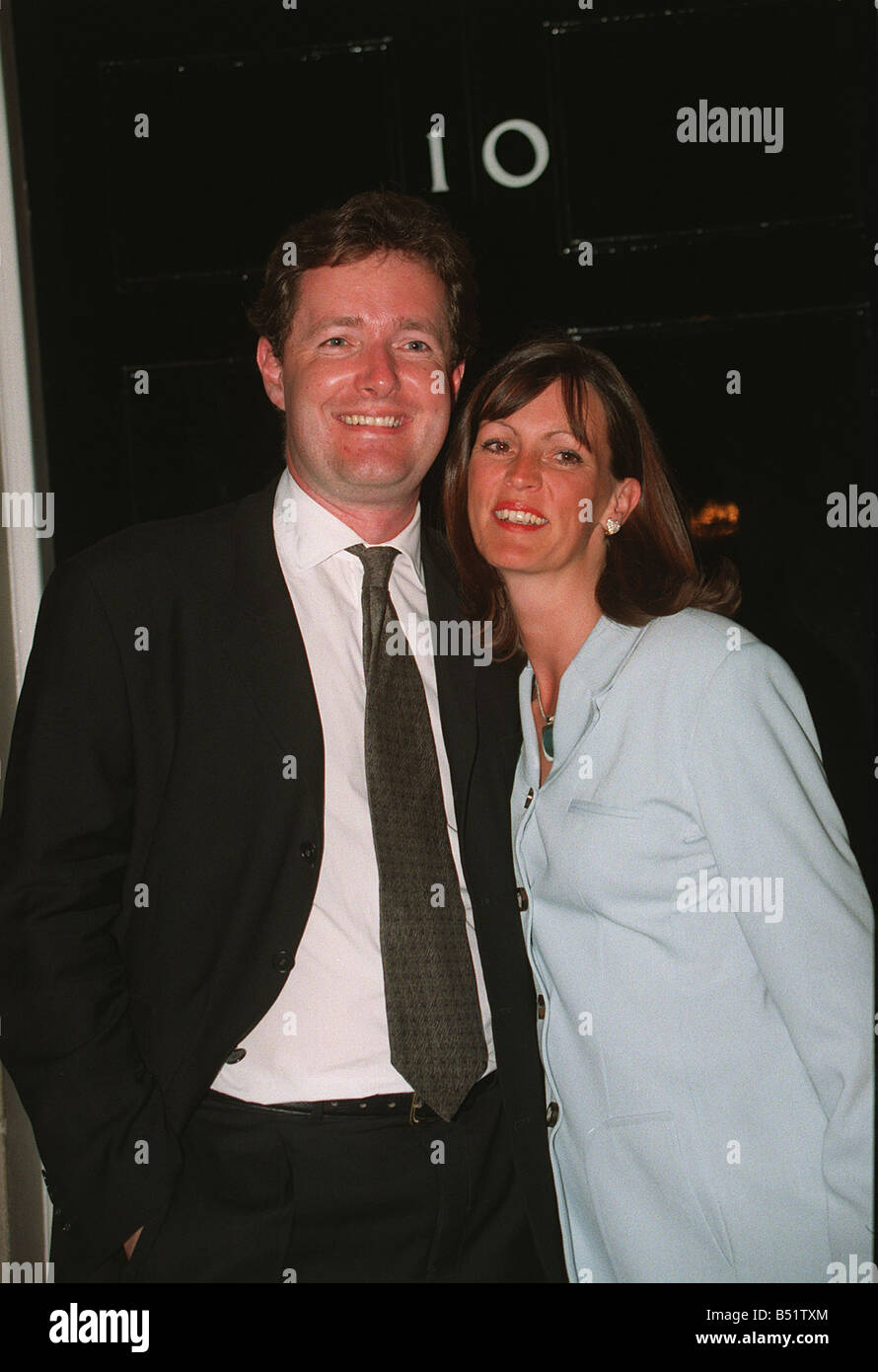 Piers Morgan Editor a specchio con la moglie per luglio 1997 in piedi fuori  porta al