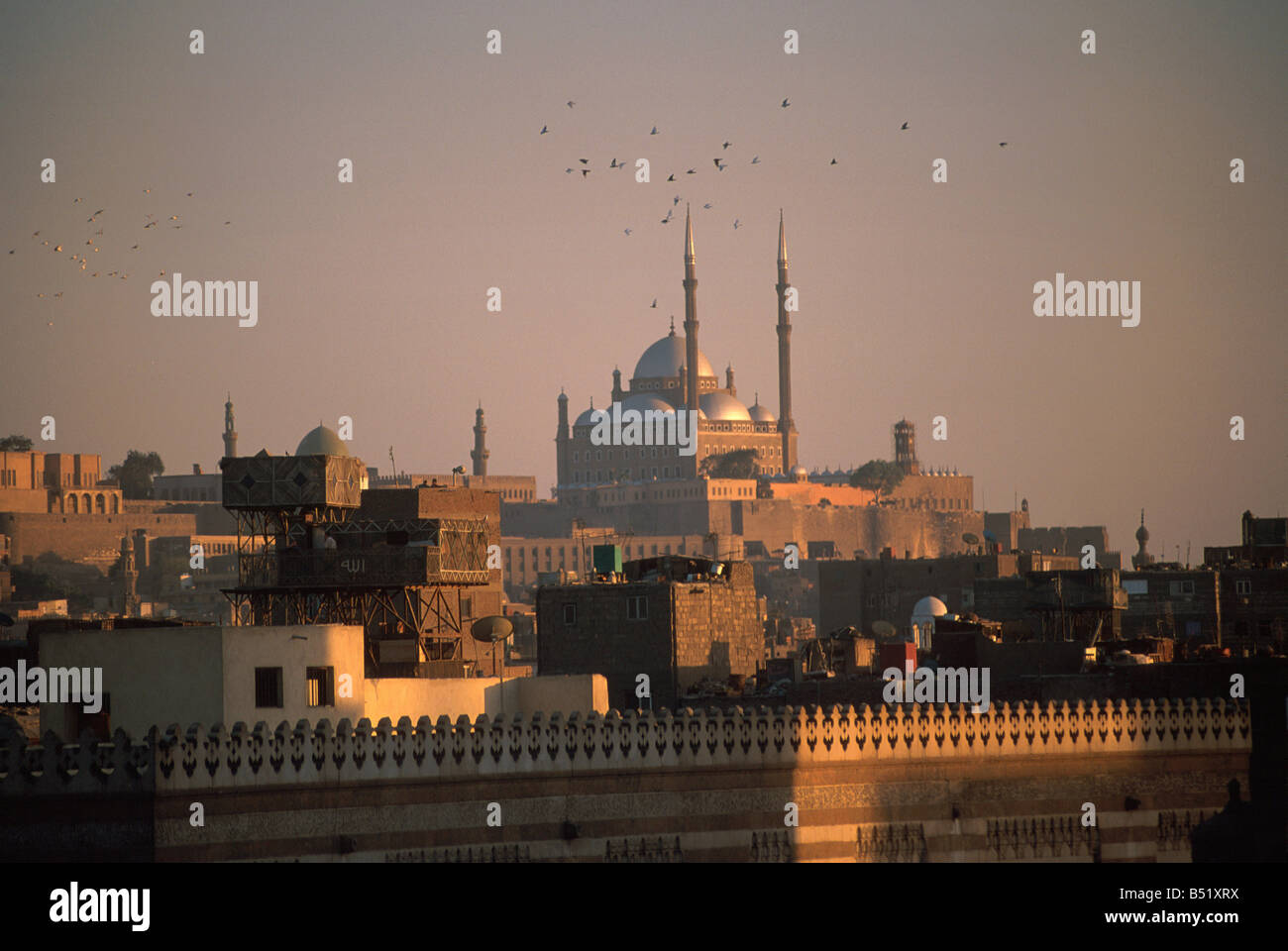 Minareti di Muhammad Ali telai moschea oltre il Cairo, Egitto Foto Stock