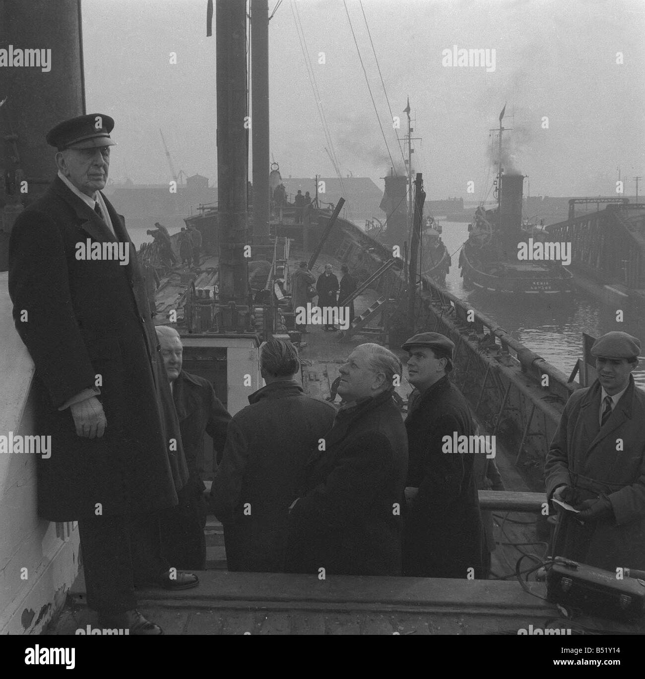 Tall Ships ultimo viaggio del Cutty Sark Dicembre 1954 Il Capitano ed equipaggio a bordo della Tea Clipper Cutty Sark come ella è trainato Foto Stock