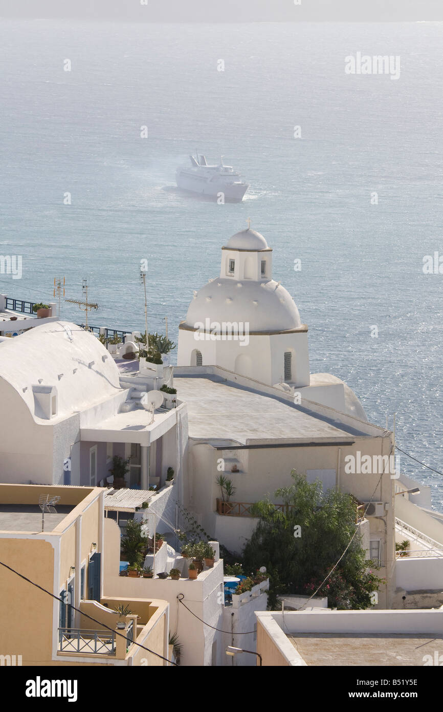 Chiesa Ortodossa e avvicinando la nave di crociera Fira Santorini Cyclades Grecia Foto Stock