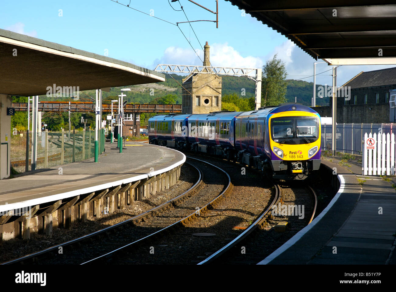 Treno tirando in Carnforth station, Lancashire, Inghilterra, Regno Unito Foto Stock