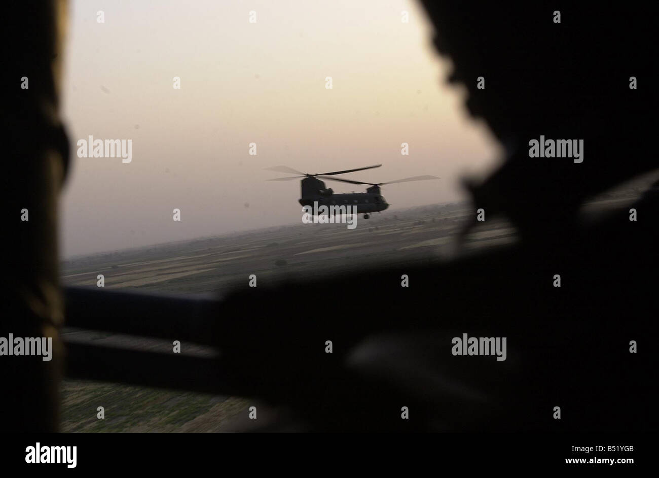 Nell Iraq del nord Ottobre 2005 Gli elicotteri Chinook lasciare Iraq settentrionale dopo la caduta di alcuni beni per la sicurezza società ERINYS che sarà trasportato a Bagdad Foto Stock