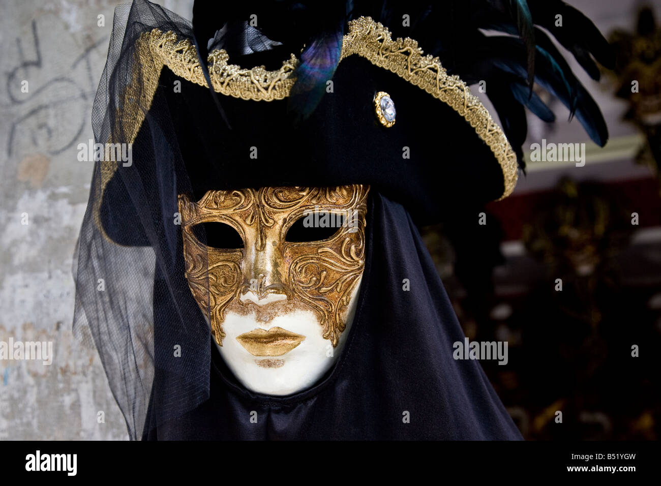 Tipicamente veneziano nero e oro maschera con velo e dipinte a mano  dettagli Venezia Veneto Italia Europa UE Foto stock - Alamy