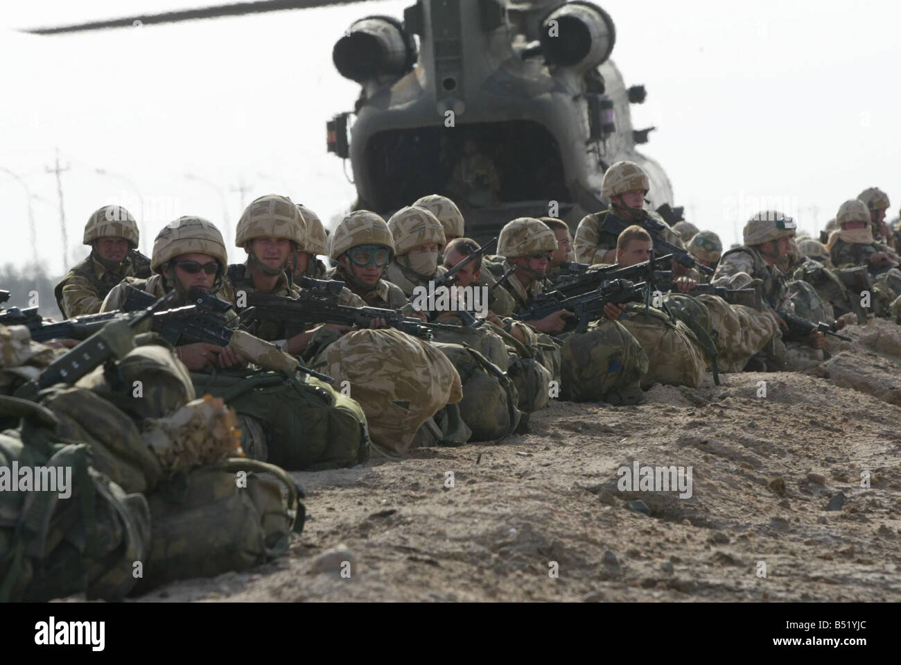 Guerra in Iraq Aprile 2003 BRITISH MARINES DA 40 COMMANDO SONO INSERITI IN BASSORA DAL CHINOOKS DA 18 squadrone di forze britanniche Foto Stock