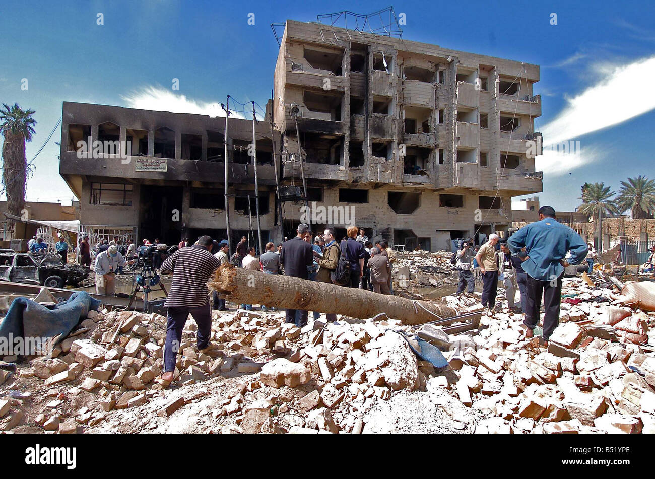 I postumi della grossa bomba presso il monte Libano Hotel nel quartiere Kerrada di Bagdad in Iraq terrorismo resistenza macerie relitto Foto Stock