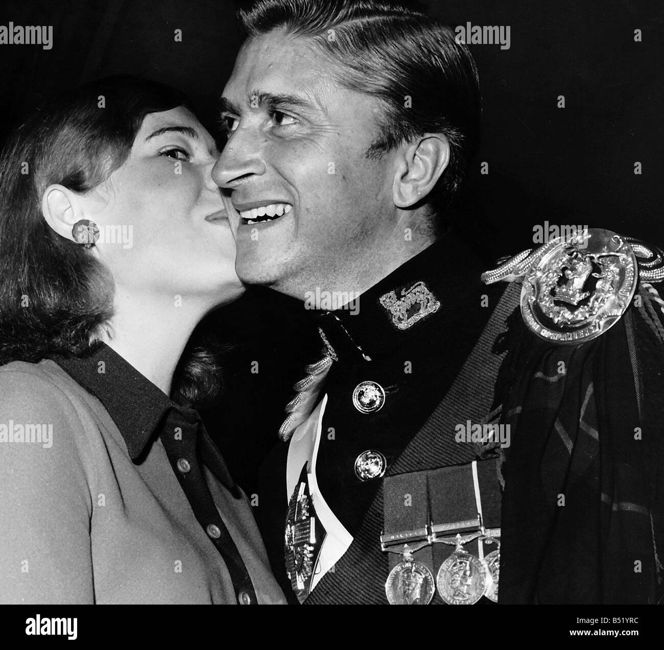 Reggimenti Colin Harper il Bandmaster della banda militare di The Gordon Highlanders ottiene un bacio da un ventilatore Foto Stock