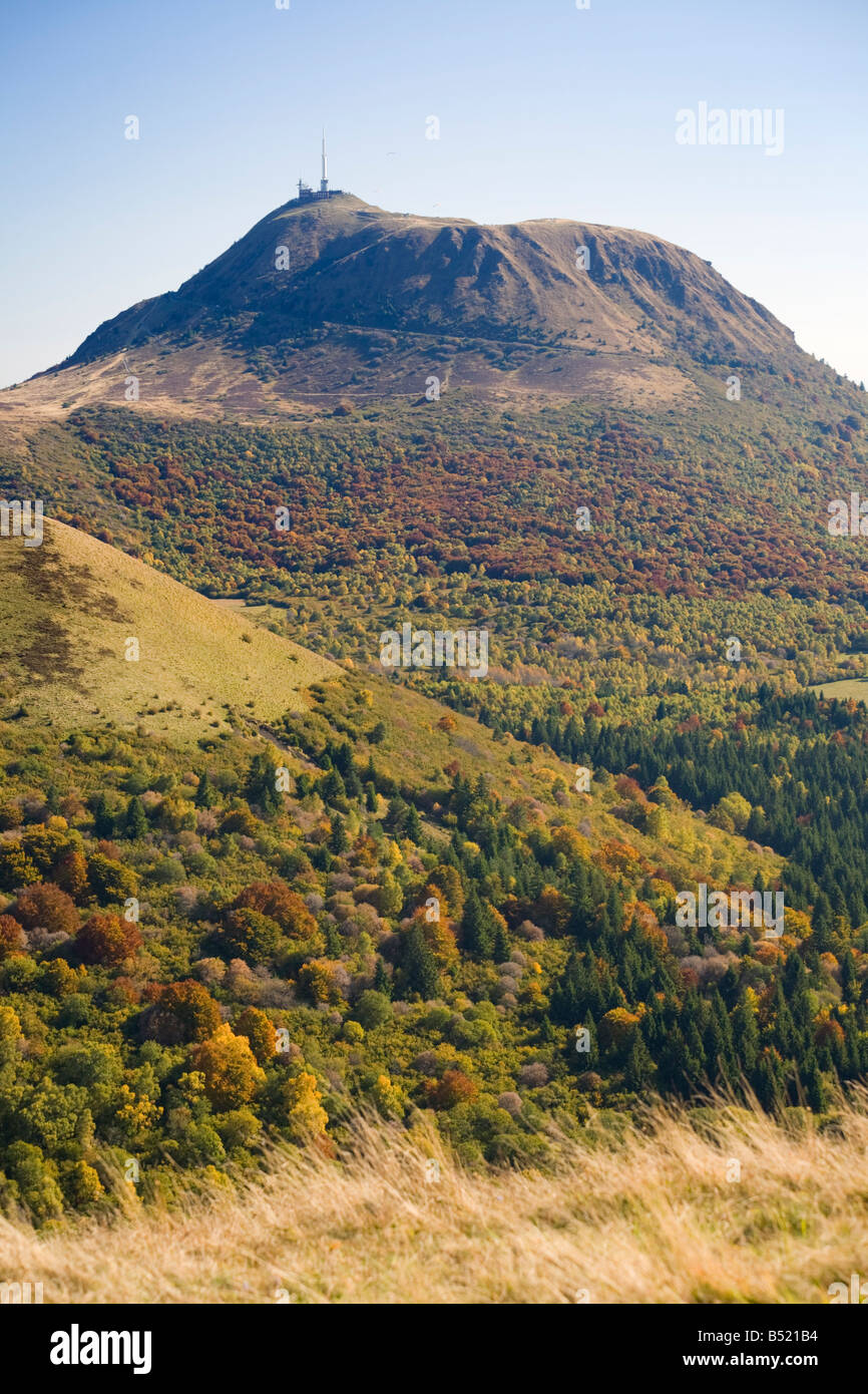 Il Puy de Dôme vulcano in autunno (Puy-de-Dôme - Auvergne - Francia). Le Volcan du Puy-de-Dôme en Automne (Puy-de-Dôme - Francia). Foto Stock