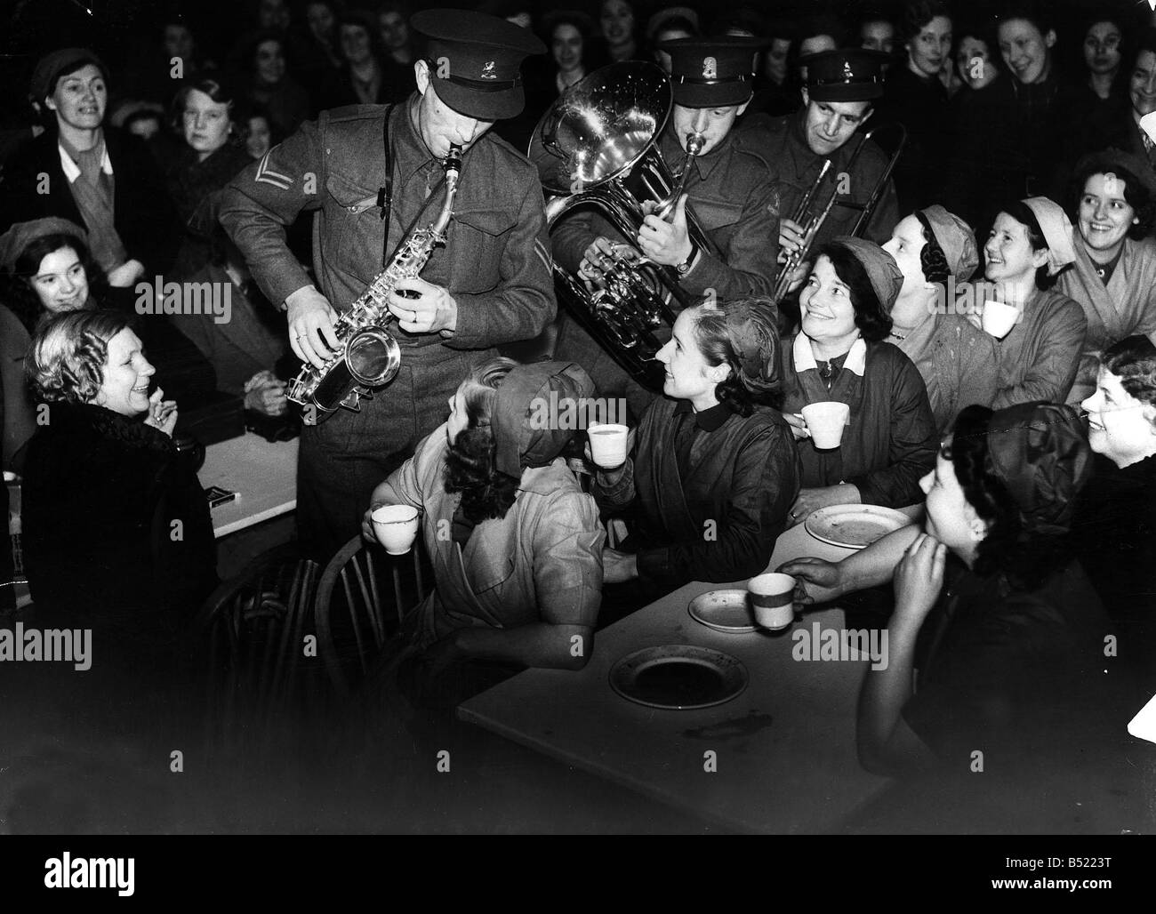 Donne in guerra Gennaio 1941 membri della Royal Dutch Banda Militare intrattenere le donne lavoratori di munizioni in mensa durante la pausa pranzo Foto Stock