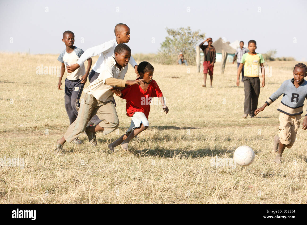 I bambini africani che giocano a calcio, Sud Africa Foto Stock