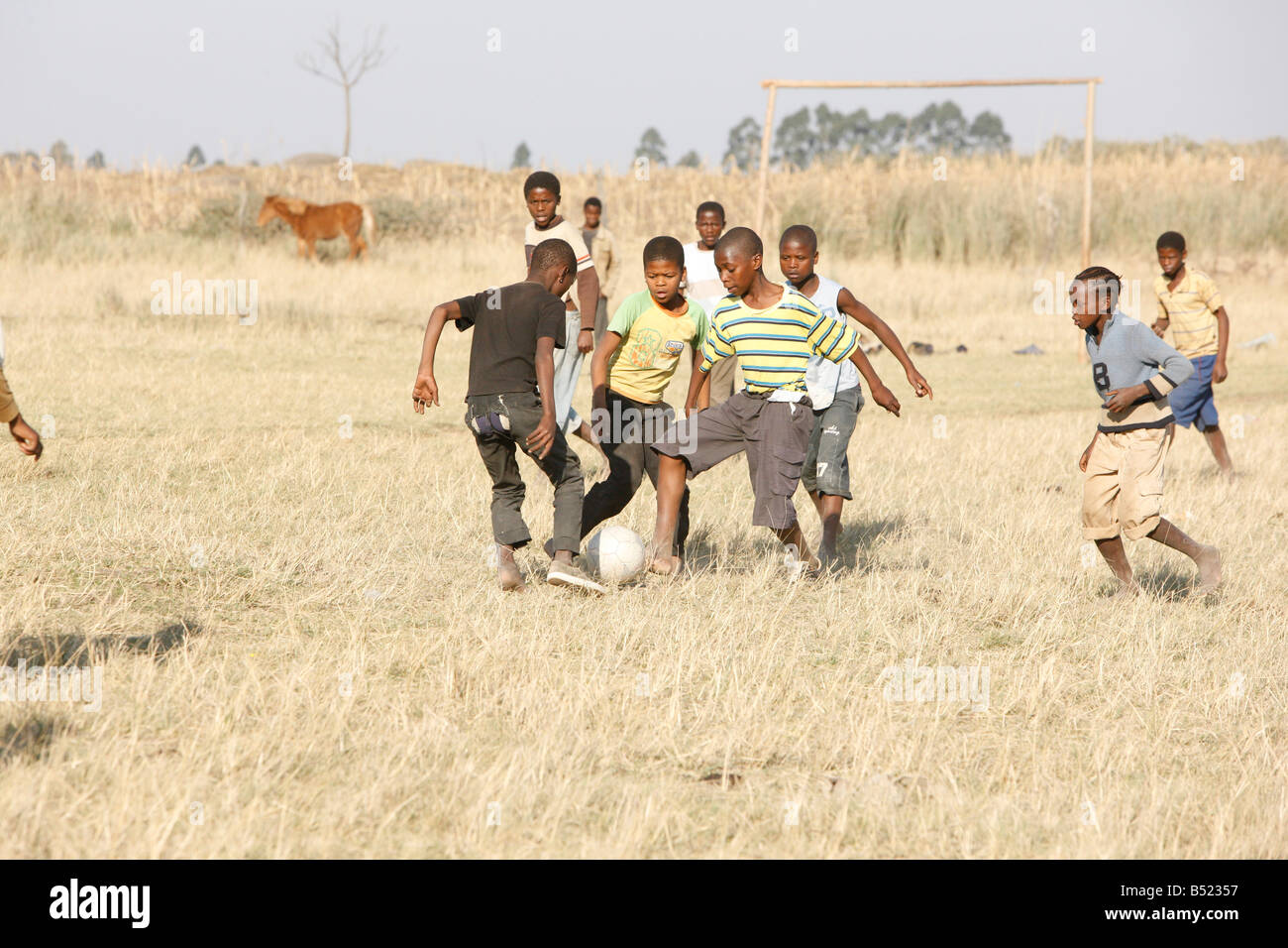 I bambini africani che giocano a calcio, Sud Africa Foto stock - Alamy