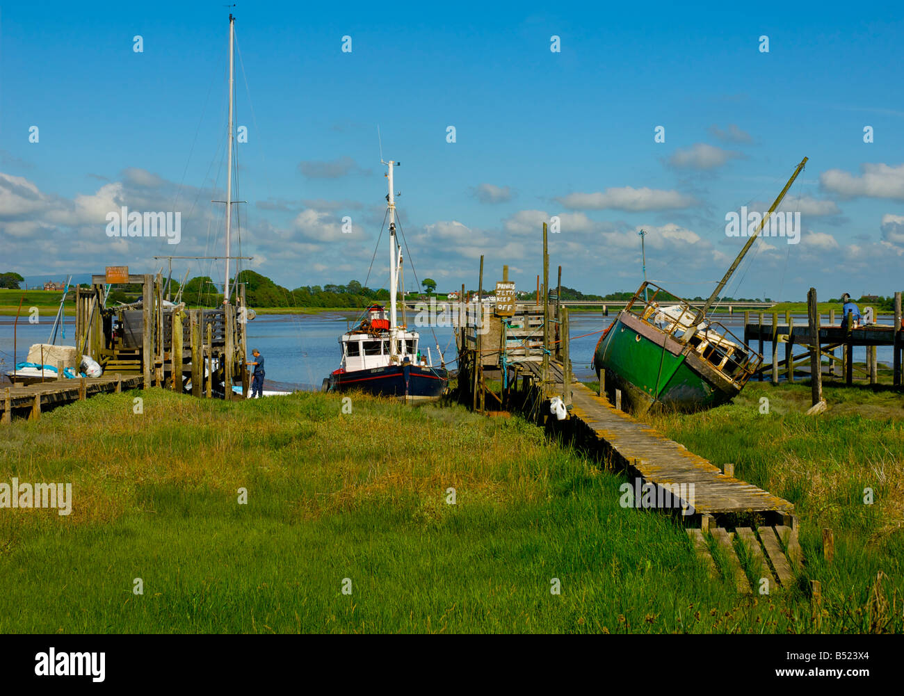 Sgangherate banchine sul fiume Wyre a Skipopol Creek, nei pressi di Fleetwood, nel Lancashire (Inghilterra, Regno Unito Foto Stock